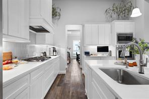 Kitchen with 5-burner gas cooktop